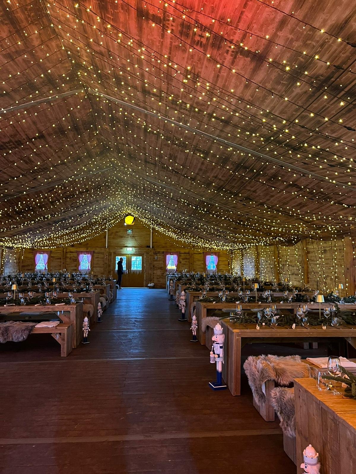 Hochzeit im Trüffelschwein-Festzelt mit Lichterketten – Düsseldorf/Hilden